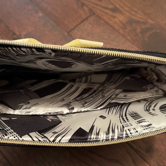 Black iPad case with white bow - Picture 3 of 4